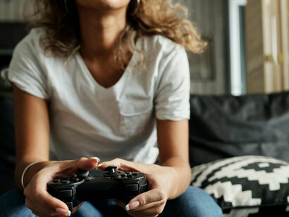 A chegada da quinta geração marcou uma mudança no mercado, os games em terceira dimensão estavam chegando ao mercado e as duas principais empresas pareciam despreparadas para isso. Está se abrindo espaço para uma nova concorrente tomar o lugar, a Sony. As marcas tradicionais não compreendiam como a nova geração deveria ser, a Sega lançou o Sega Saturn aparelho interessante que substitui os velhos cartuchos por CDs com mais espaço para informação, mas que era difícil de programar o que limitava o número de jogos lançados para o console



