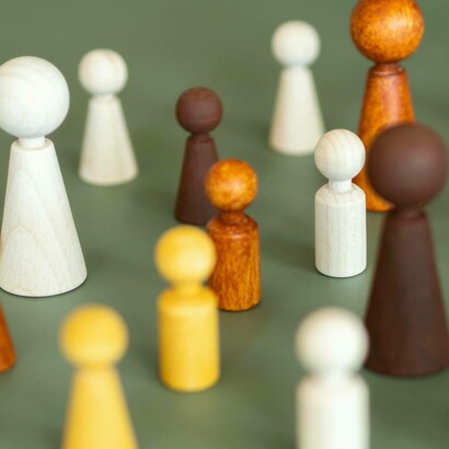 Pedine degli scacchi in legno: "Conversare è un’attività che ci definisce profondamente come esseri umani: siamo capaci di comprenderci, potenzialmente, grazie al dialogo"