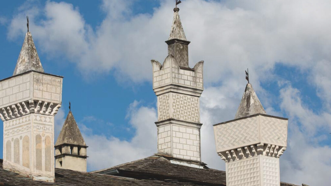 Le torri esterne sui tetti di Palazzo Besta, visibili all'esterno, Sondrio, Lombardia, Italia