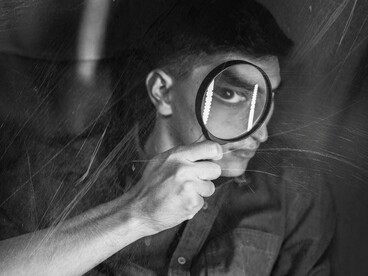 Mentre inseguiamo l'ennesimo dettaglio macabro, rischiamo di non accorgerci che la scena del crimine più trascurata è diventata la nostra stessa quotidianità