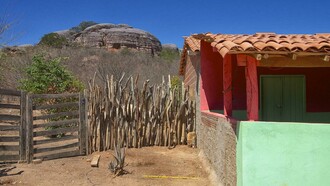 Sertão do nordeste brasileiro. As pessoas dos centros urbanos acham que entendem da seca, de agricultura, da vida cotidiana das famílias que vivem no sertão. Ledo engano