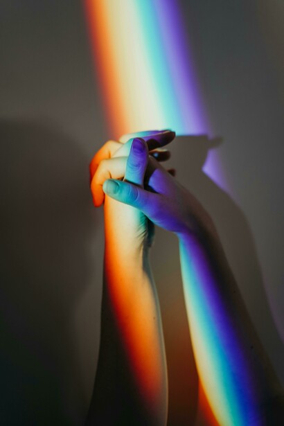Arcobaleno di colori. Dal bianco e nero alla sinfonia di colori: il ruolo della luce nella trasformazione dell'anima