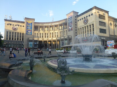 Cine Moscú. Para su construcción, los soviéticos derribaron previamente la Iglesia de San Pablo y San Pedro, en los años treinta 
