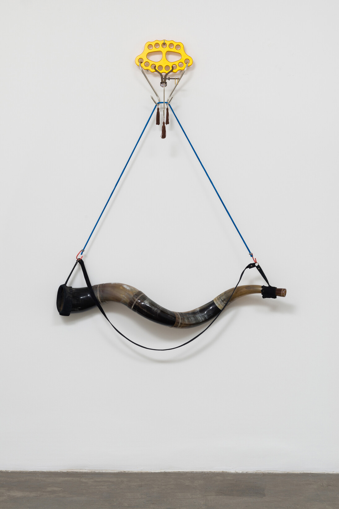 Rodrigo Matheus, Berrante, 2015, Ferragens, Hardware, bungee cords, pendants and blowing horn, 132 x 95 x 20 cm. Photo: Eduardo Ortega. Courtesy Galeria Fortes Vilaça