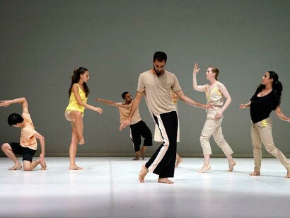 Il compositore e coreografo Jacques Poulin-Denis unisce danza, musica e teatro