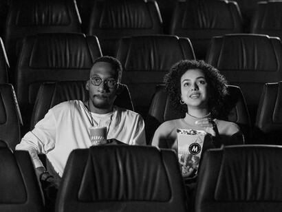 Converse sobre o filme com amigos ou familiares, leia resenhas online, descubra o que outras pessoas sentiram e pensaram. O cinema é uma arte que gera questionamentos e diferentes interpretações; compreender o que outros espectadores experienciaram ajuda a embasar melhor sua análise