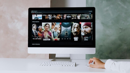 Tela de computador em site de streaming de filmes e séries