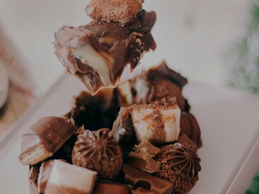 A queda da qualidade nutricional dos chocolates no Brasil traz uma reflexão importante, especialmente às vésperas da Páscoa: nos mostra um modelo de produção que prioriza lucro e volume em detrimento da saúde do consumidor. Diante disso, torna-se essencial fortalecer a educação alimentar, aprimorar a legislação e incentivar escolhas mais conscientes