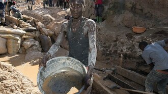 Trabajadores en una mina de coltán en el Congo