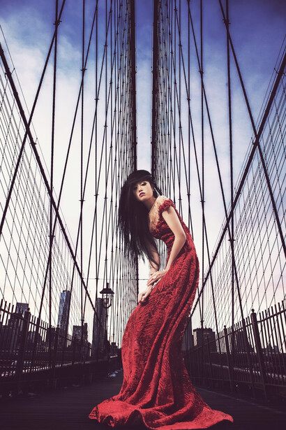 Jessica Minh Anh en el puente de Brooklyn