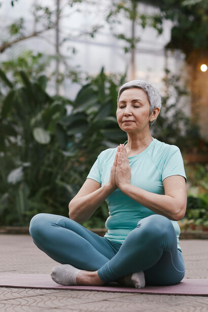 Mujer en estado de contemplación y reflexión