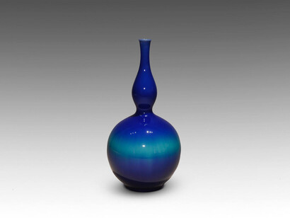 Tokuda Yasokichi III, Living National Treasure, Flower Vase, 2005,
porcelain with vivid colored glaze (yôsai). Courtesy of Onishi Gallery, New York 
