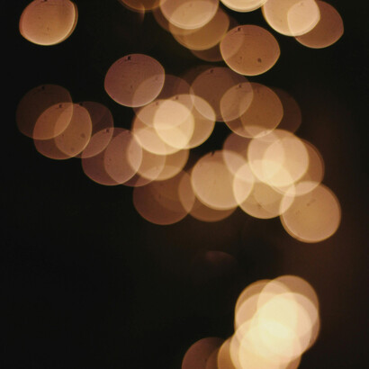 Allí, entre el brillo tembloroso y la risa súbita, el misterio de la alegría auténtica vuelve a encenderse sin pedir explicaciones