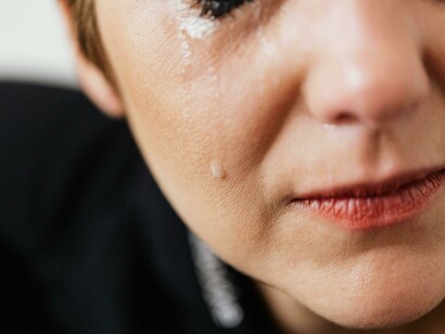 Donna che piange, violenza. "C'è ancora domani": Il film che svela l'omertà della violenza domestica e l'effetto testimone nella società del tempo
