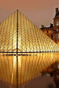 Museu do Louvre em Paris, França. Jardim de Luxemburgo, arquitetura dos vitrais de Notre-Dame, a arte do Louvre, a Mona Lisa, o vinho, o queijo, o baguete e o macaron, Paris é linda em cada detalhe; viver neste lugar é sentir a emoção de estar dentro de um filme, vivendo algo especial, mágico. Prédios com janelas enormes, sacadas de ferro e telhados cinzentos, um clássico; uma cidade bonita de se viver. Ver as janelas parisienses e varandas delicadas, com pequenos vasos de flores, completam uma cena que parece carregar séculos e história em cada detalhe, uma beleza que não é apenas visual, mas também emocional