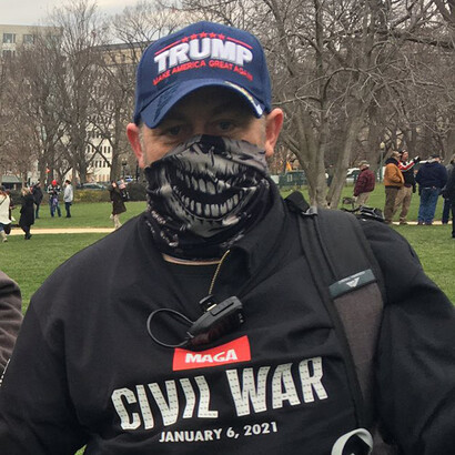 Simpatizante de Trump porta una camiseta con la leyenda «Guerra civil, 6 de enero de 2021»