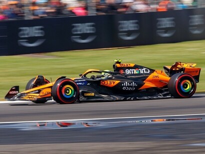 Con il suo approccio rilassato e il carisma fuori dalla pista, Norris è diventato non solo un pilota competitivo, ma anche un ambasciatore chiave per il brand McLaren