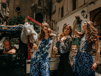 Collezione “Sapore di Sale” linea pesci – abito lungo con maniche a campana in raso di seta