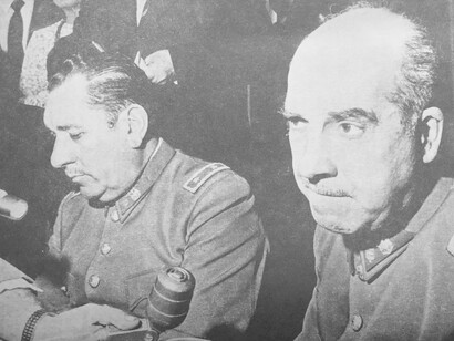 El general René Schneider (derecha) en una rueda de prensa en Santiago de Chile