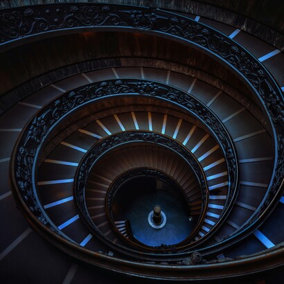 Forse il vero lascito dell'umanità non sono le sue invenzioni, ma la continua lotta tra il desiderio di illuminare il mondo e la tentazione di incendiarlo