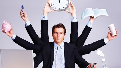 Un trabajador multitarea trabajando duro