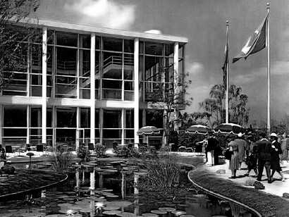 Saiba mais sobre o Pavilhão de Nova York de 1939, uma obra emblemática dos arquitetos Lucio Costa e Oscar Niemeyer, que trouxe as formas livres e o modernismo brasileiro para o cenário internacional. Foto do acervo de Carlos Eduardo Comas