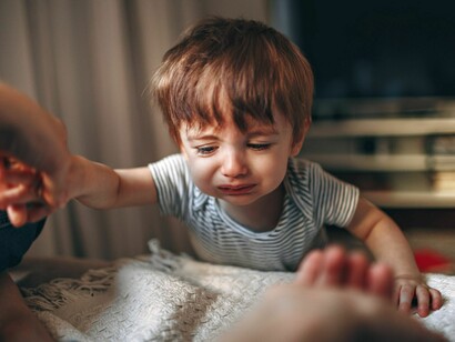 Al madurar, el hijo repite este ciclo de manipulación y egocentrismo con su propia familia