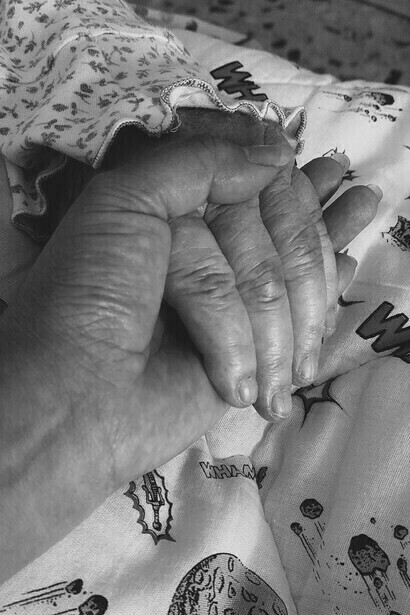 Mani. Il tempo ci divora, ci trasforma, si ferma nella malattia e si affretta nella partenza
