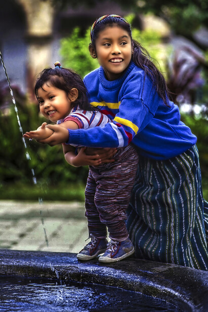 Guatemala – Bambini giocano nel parco della città di Antigua - Ph Sergio Pessolano