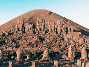La cima y las ruinas antiguas del monte Nemrut, Kahta, cerca de Adıyaman, Turquía