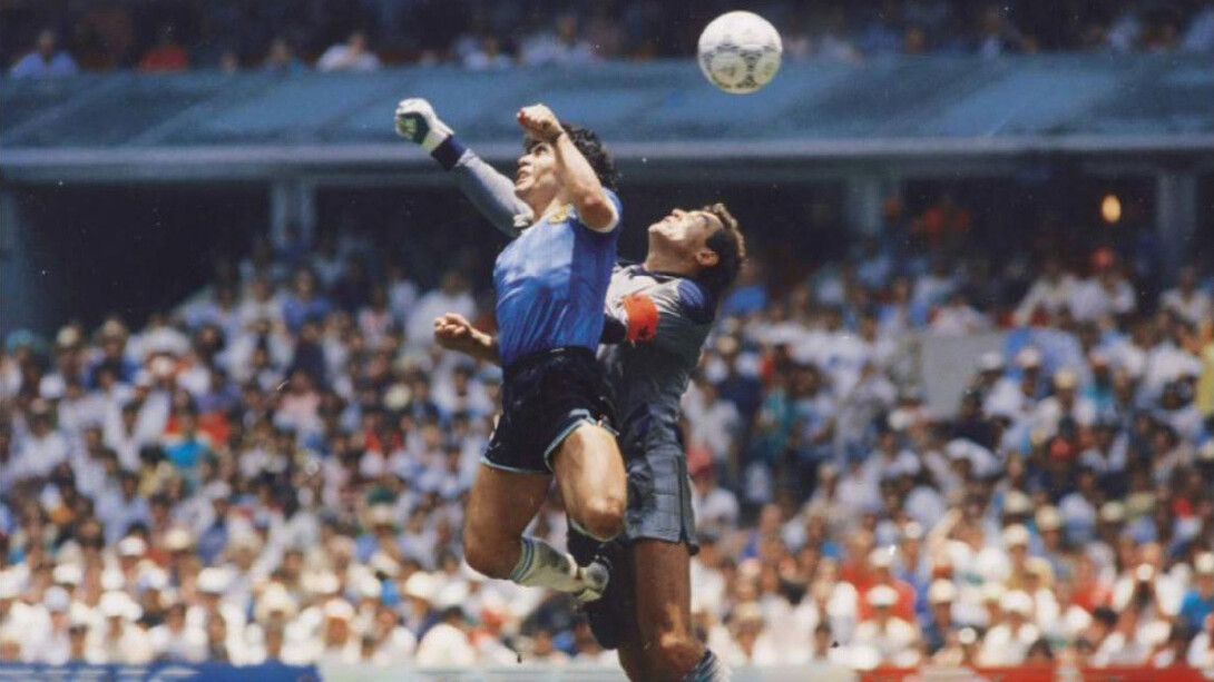 El gol de “la mano de Dios”, anotado en 1986 por Diego Maradona en el partido contra los ingleses, registrado por la revista “El Gráfico”. Si el VAR hubiera existido entonces, otra sería la historia