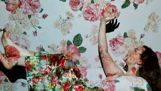 Estreia de Daniel Roseberry na Schiaparelli. A Maison Schiaparelli, fundada por Elsa Schiaparelli em 1927, sempre esteve na vanguarda da moda explorando ao máximo a interseção entre moda e arte. Elsa saiu da Itália e se estabeleceu em Paris, rapidamente se destacando por suas criações ousadas e inovadoras,  frequentemente influenciadas pelo movimento surrealista que, assim como ele, bateram de frente com as normas estéticas da época e introduziram elementos de fantasia e ilusão na moda