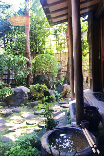 Kosoan entrance stepping stones © Alma Reyes