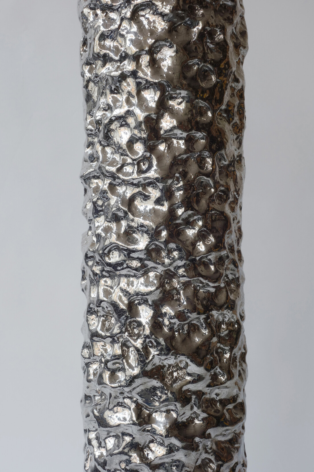 Markus Karstiess, Hannibal Doe, Detail, 2009, Platinum glazed cera- mic, white gladiolus, 65.5 x ø 16 cm © Markus Karstiess/ VG Bild-Kunst, Bonn 2007-2015. Courtesy the artist and Bruce Haines Mayfair