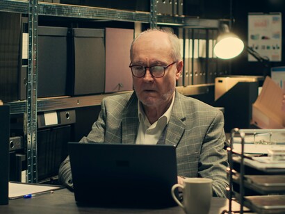 Talvez seja a idade. Agora que estou a envelhecer, gasto o tempo a observar o que antes me passava despercebido. Nas reuniões de empresa, por exemplo, perco-me em pormenores irrelevantes — a forma como as rugas se amontoam no rosto de um colega, como se disputassem espaço, ou o desalinho das sobrancelhas de outro, mais marcantes que qualquer opinião que ele pudesse emitir. Nessas ocasiões, dou-me por vencido sem defesa na inércia dolorosa que antecede a rendição