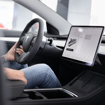 Integração de tecnologia ao volante de um carro elétrico fabricado pela Tesla