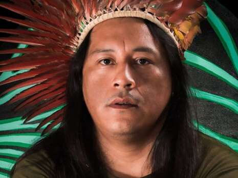 Jaider Esbell, artista indígena de Roraima, Brasil, teve suas obras expostas na Bienal de Veneza em 2022