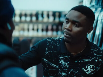 La storia di Souleymane rivela l'assurdità delle menzogne necessarie per sopravvivere, riflettendo sulle identità forzate della modernità  