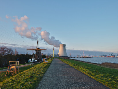 La energía atómica se basa, sencilla y llanamente, en el calor que genera la reacción de fisión nuclear. Torre de enfriamiento al lado de un molino de viento, 2018, Doel, Bélgica