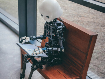 Em síntese, a inteligência artificial não deve ser compreendida como substituta das pessoas, mas como um instrumento que redefine o valor do trabalho humano. Ela evidencia habilidades, amplia desigualdades quando mal utilizada e potencializa capacidades quando integrada de forma consciente. O verdadeiro desafio não está na existência da IA, mas na forma como a sociedade prepara pessoas para conviver, trabalhar e decidir com ela