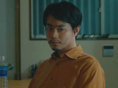 Pur richiamando suggestioni del cinema giapponese classico, Kurosawa si distacca dalle estetiche storiche per adottare un linguaggio visivo essenziale e spietato. Nella foto Masaki Suda è Ryōsuke Yoshii, protagonista del film "Cloud"