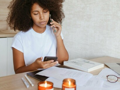 Um estudo do Pew Research Center também revelou que cerca de 64% dos adultos relatam sentir-se sobrecarregados pelas notificações e estímulos digitais. Isso afeta diretamente a capacidade de concentração e, por consequência, a profundidade da experiência de vida cotidiana