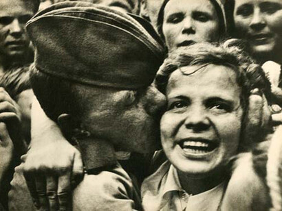 Georgi Petrusov. Welcoming the winners. Back from the front. 1945
