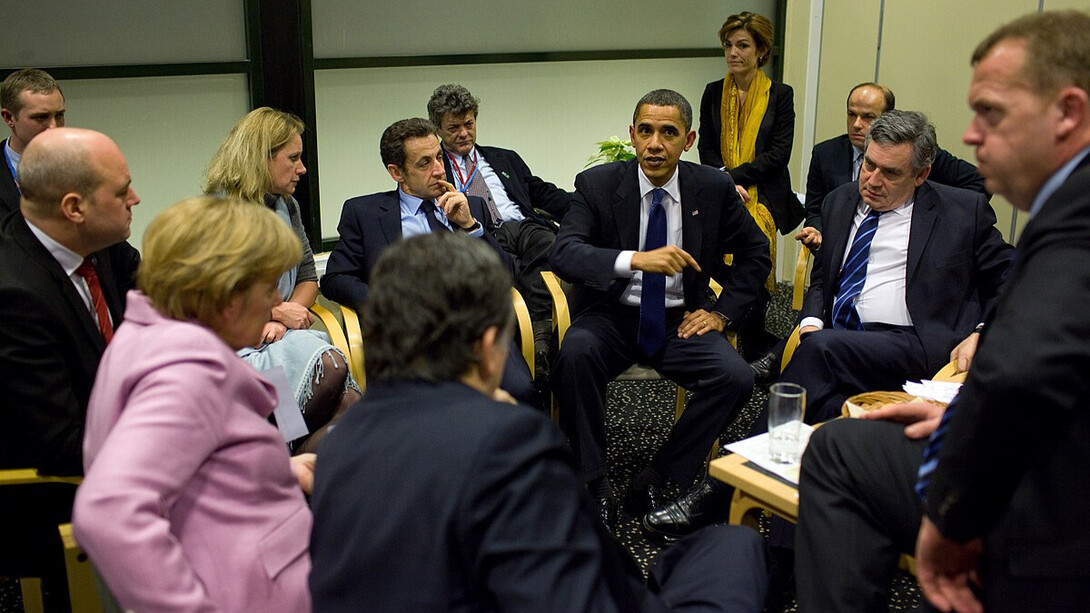 Le président Barack Obama informe les dirigeants européens à l'issue d'une réunion multilatérale lors de la Conférence des Nations unies sur les changements climatiques à Copenhague, au Danemark, le 18 décembre 2009