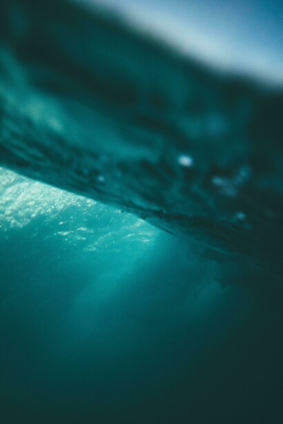 Acqua del mare. Riflessioni sulla vita di Salvatore e su come il suo stile di vita semplice possa ispirare un ritorno ai valori essenziali di pace e amore