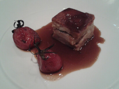 Restaurante La Cabra. Terrina de cochinillo y anguila con salsa de su propia reducción y tomates
