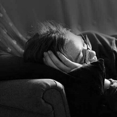 Le persone pigre amano letti e divani da dove osservano lo scorrere del tempo 