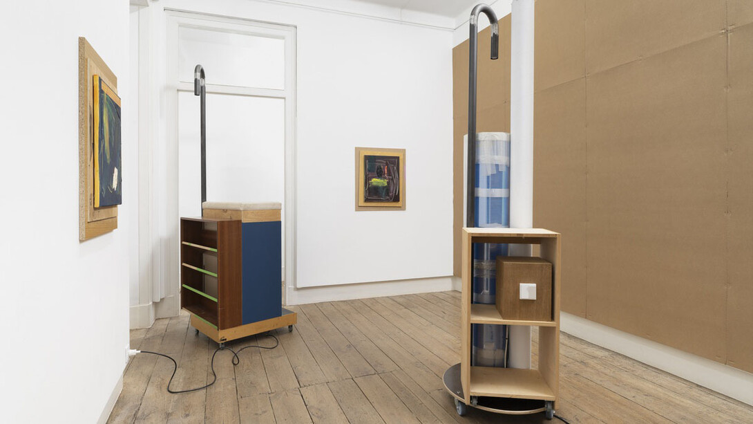 Andreas Breunig, Relocation to private view (Mudança de móveis), exhibition view. Courtesy of Jahn und Jahn