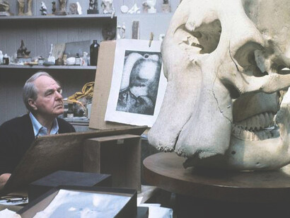 Henry Moore nel suo studio