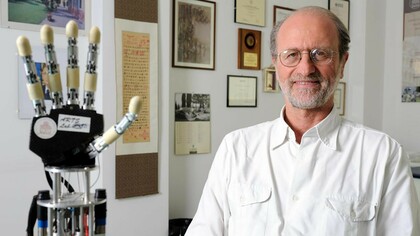 Paolo Dario con un prototipo di mano robotica